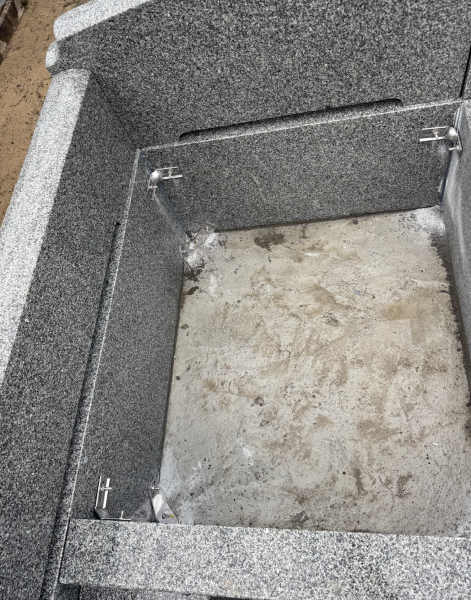 墓石の耐震金具